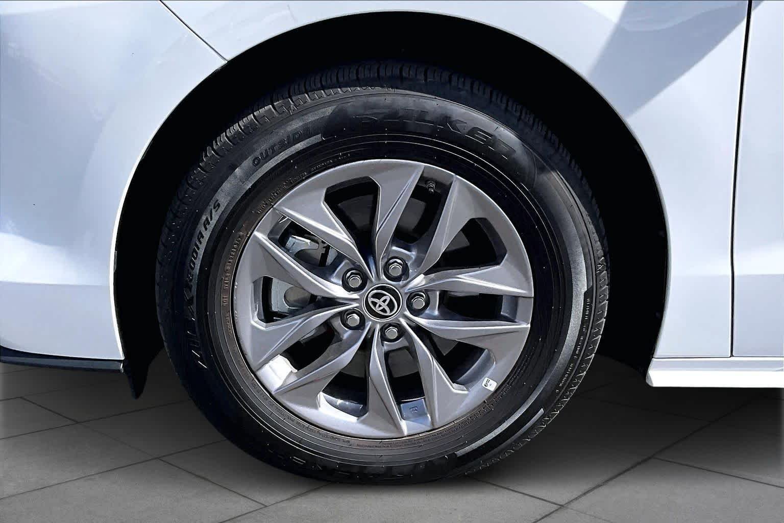 2025 Toyota Sienna LE - Photo 10