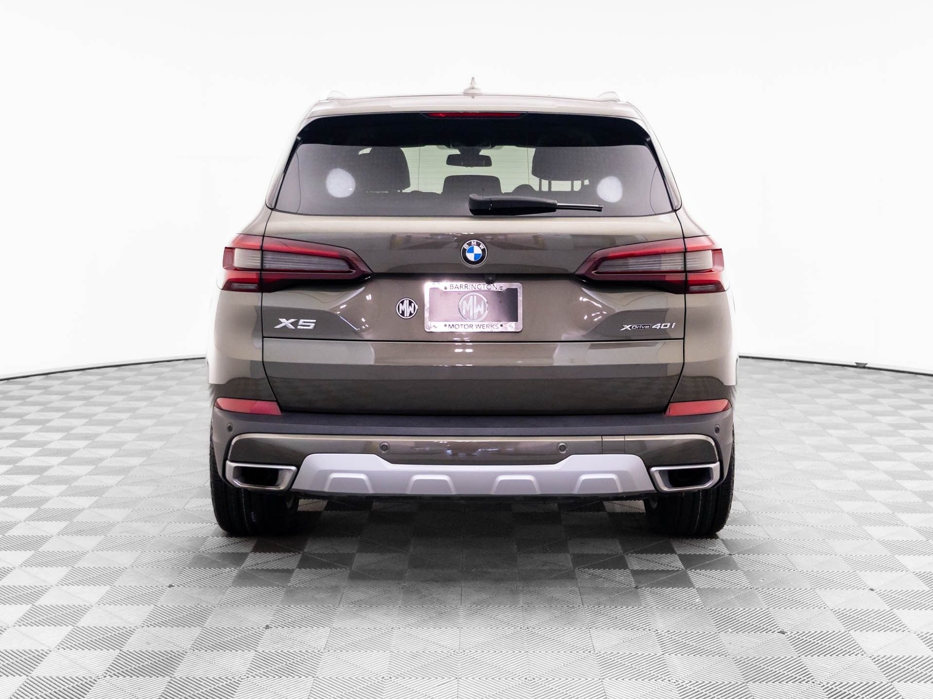 Used 2022 Green BMW xDrive40i image 4