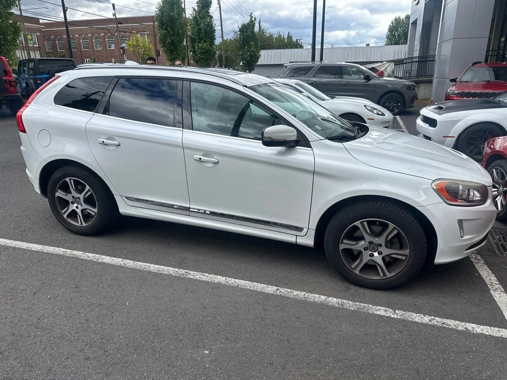 Used 2014 White Volvo  image 2