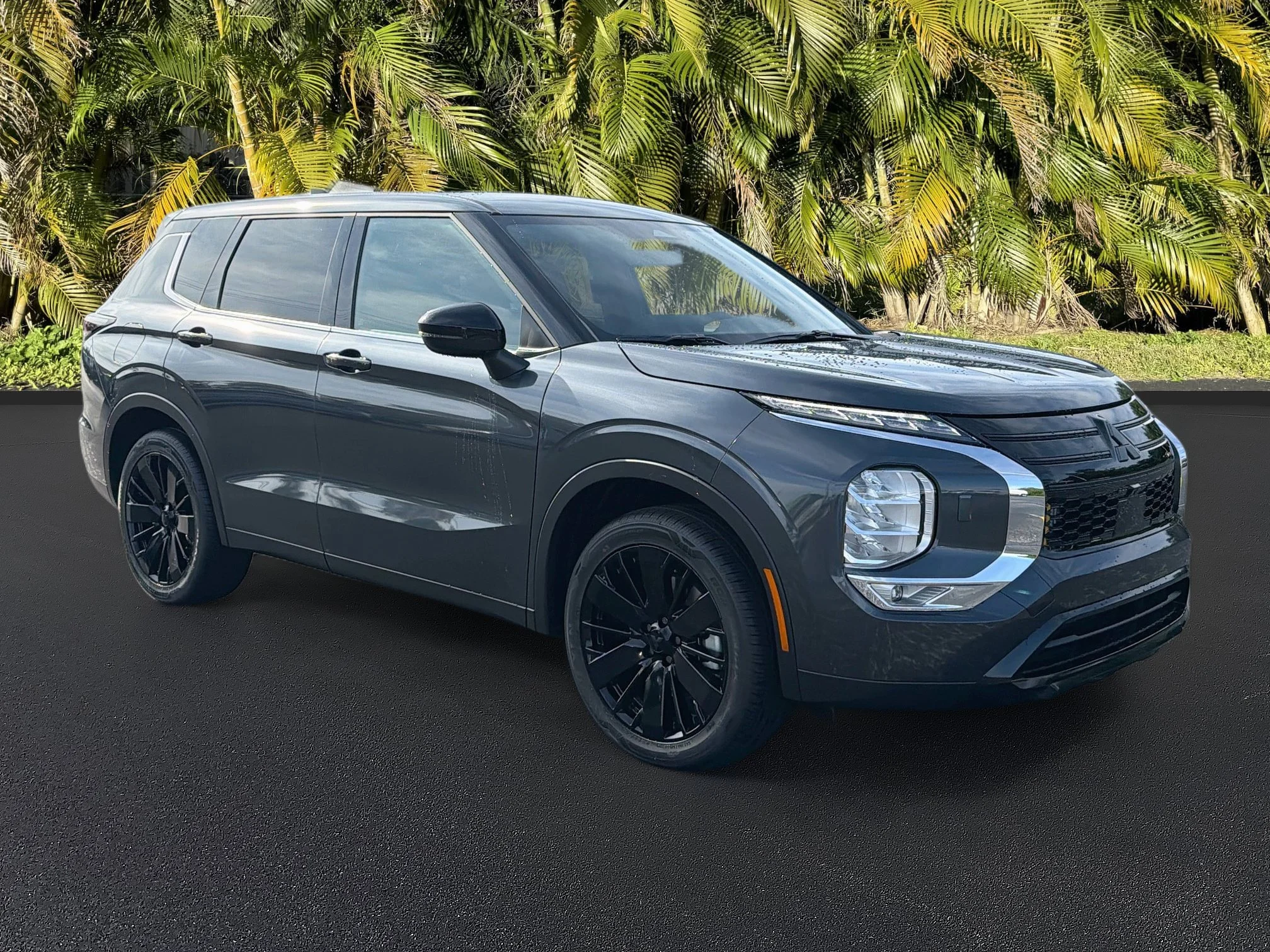 New 2026 Graphite Gray Mitsubishi LE image 2