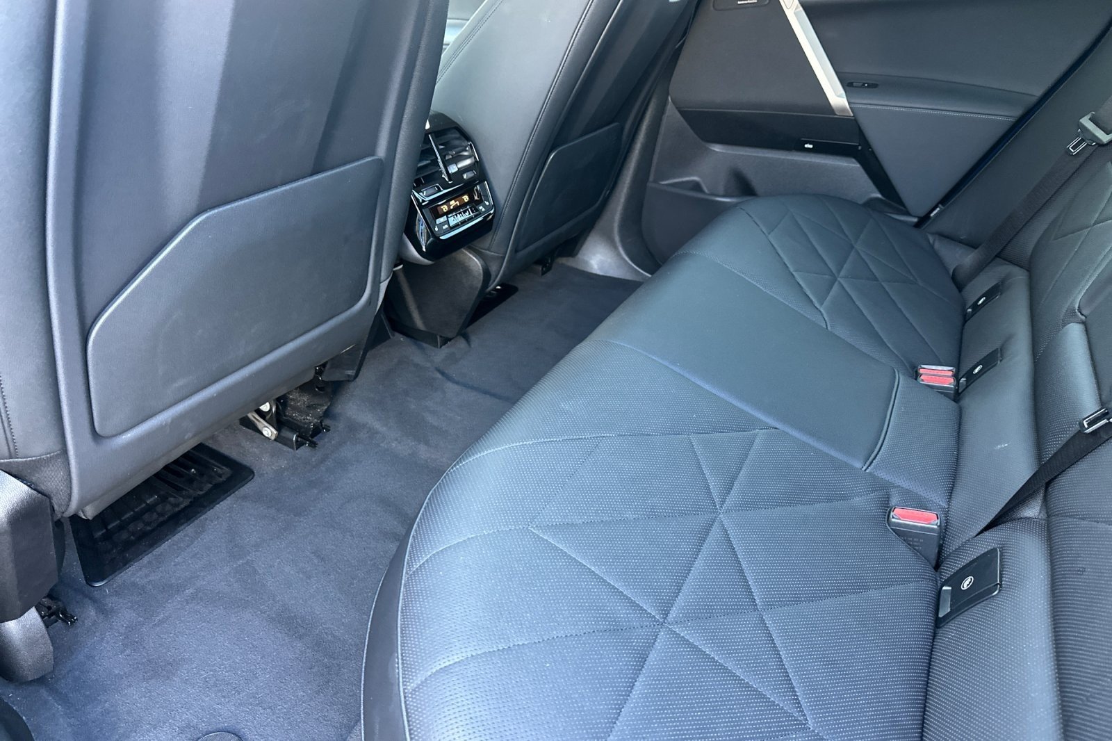 Used 2022 Phytonic Blue Metallic BMW xDrive50 image 11