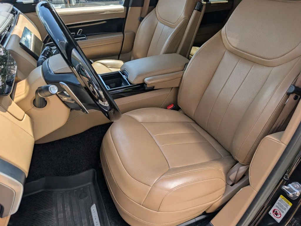 Certified Used 2023 Santorini Black Metallic Land Rover SE image 5