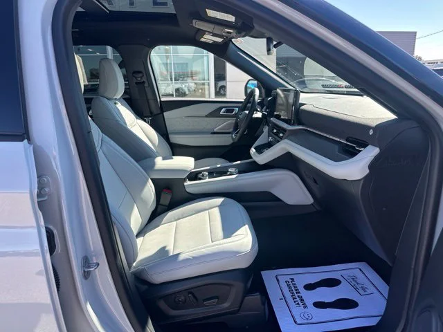 New 2027 Avalanche Gray Ford Platinum™ image 8