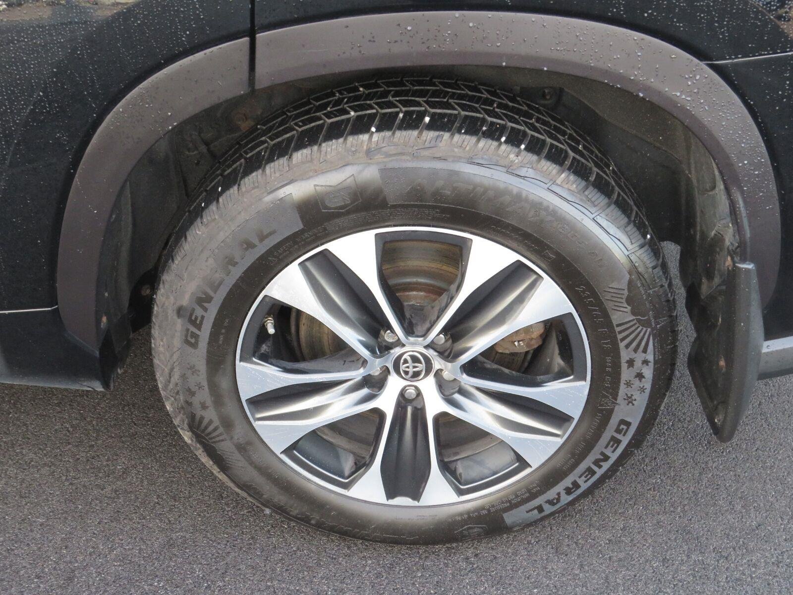Used 2020 Midnight Black Metallic Toyota XLE image 18