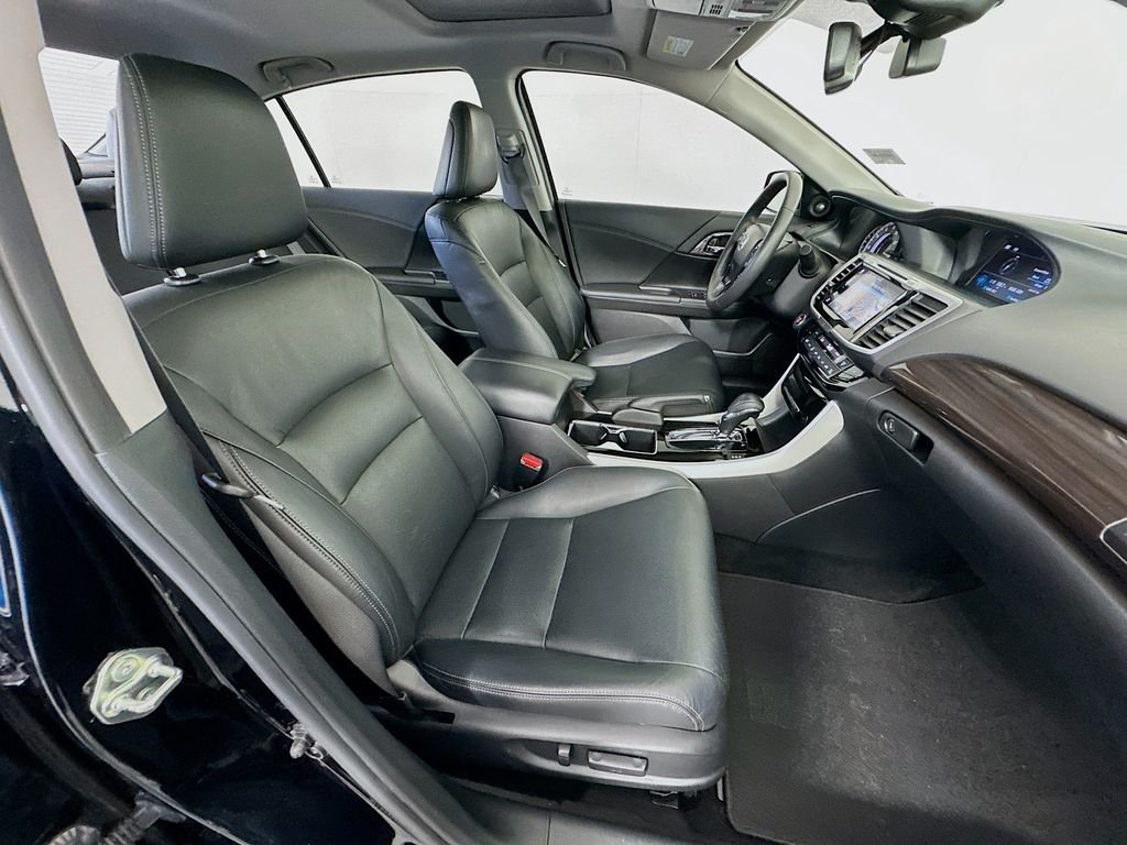 Used 2017 Crystal Black Pearl Honda Touring image 29