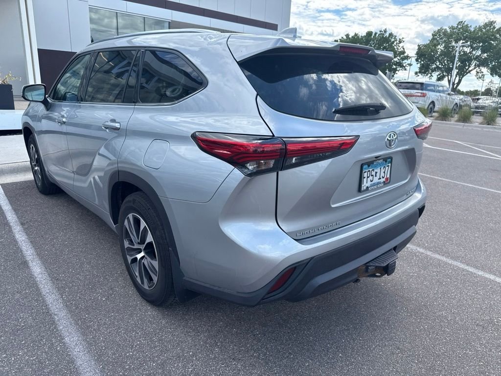 Used 2020 Silver Toyota XLE image 3