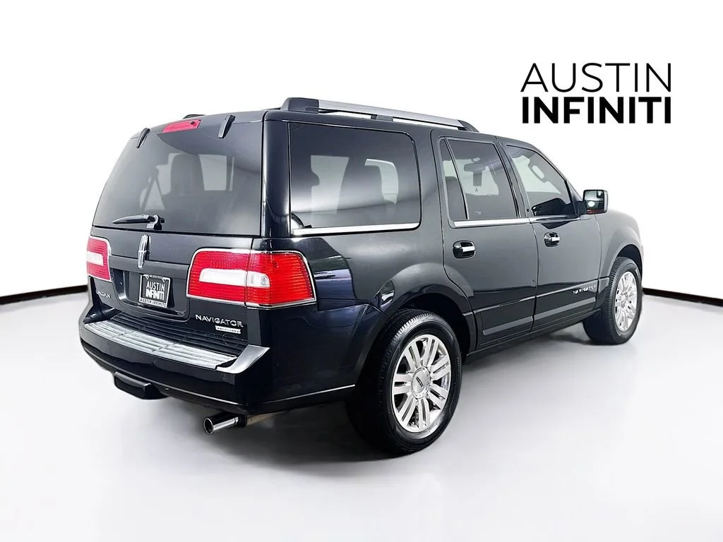 Used 2013 Black Lincoln Base image 8