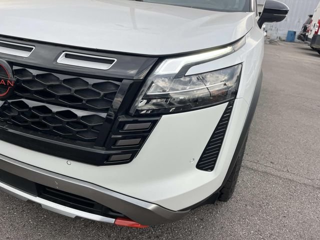 New 2026 Everest White Pearl TriCoat / Super Black Two-tone Nissan Rock Creek® image 9