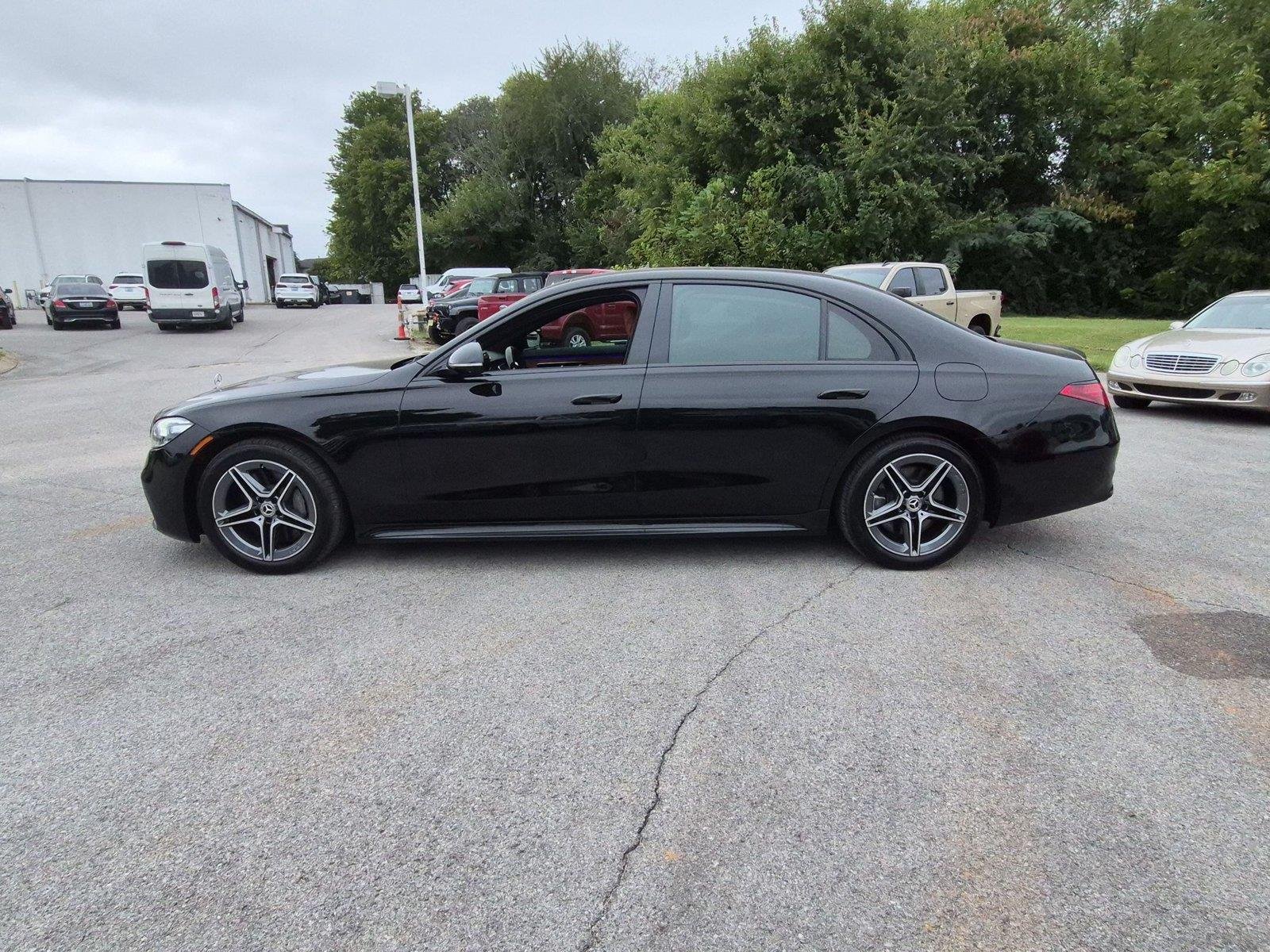 Used 2025 Obsidian Black Metallic Mercedes-Benz S 580e image 2
