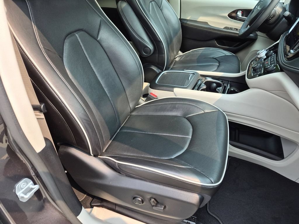 Used 2022 Gray Chrysler Limited image 35
