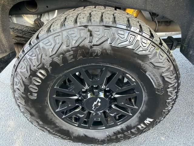 Used 2024 Gray Chevrolet ZR2 image 17