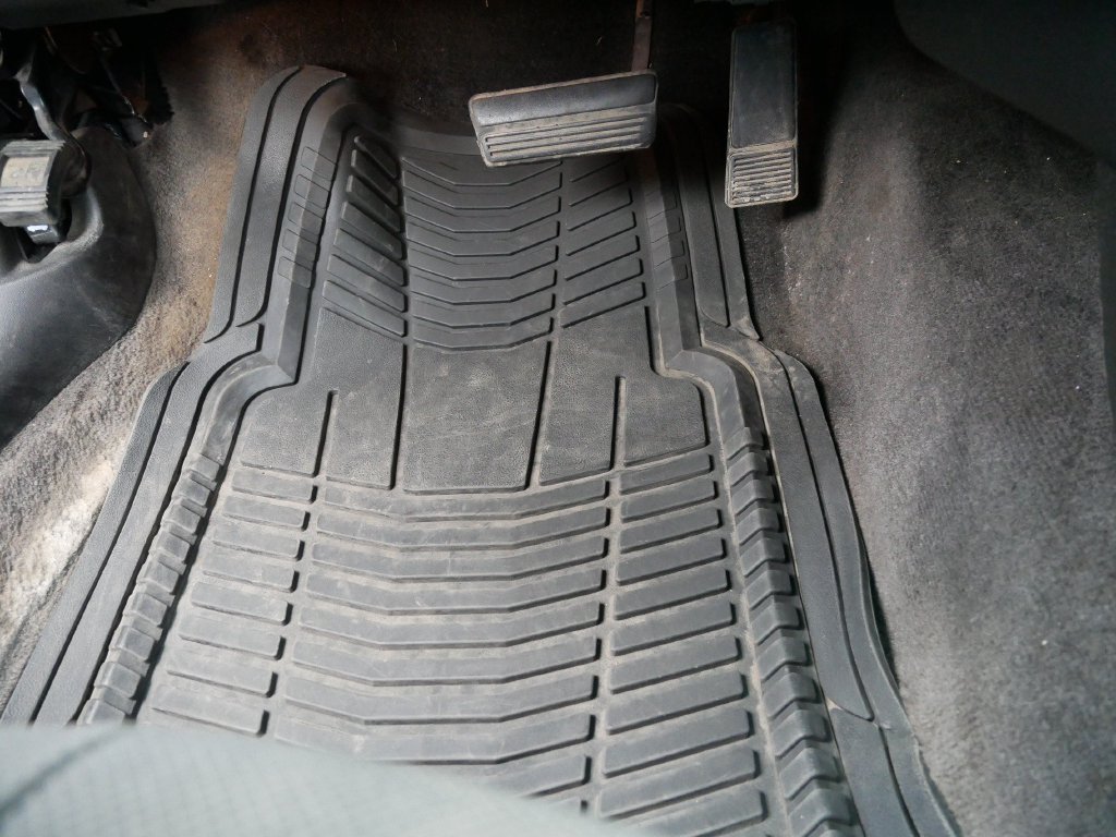 Used 2008 Shadow Gray Metallic Pontiac Base image 26