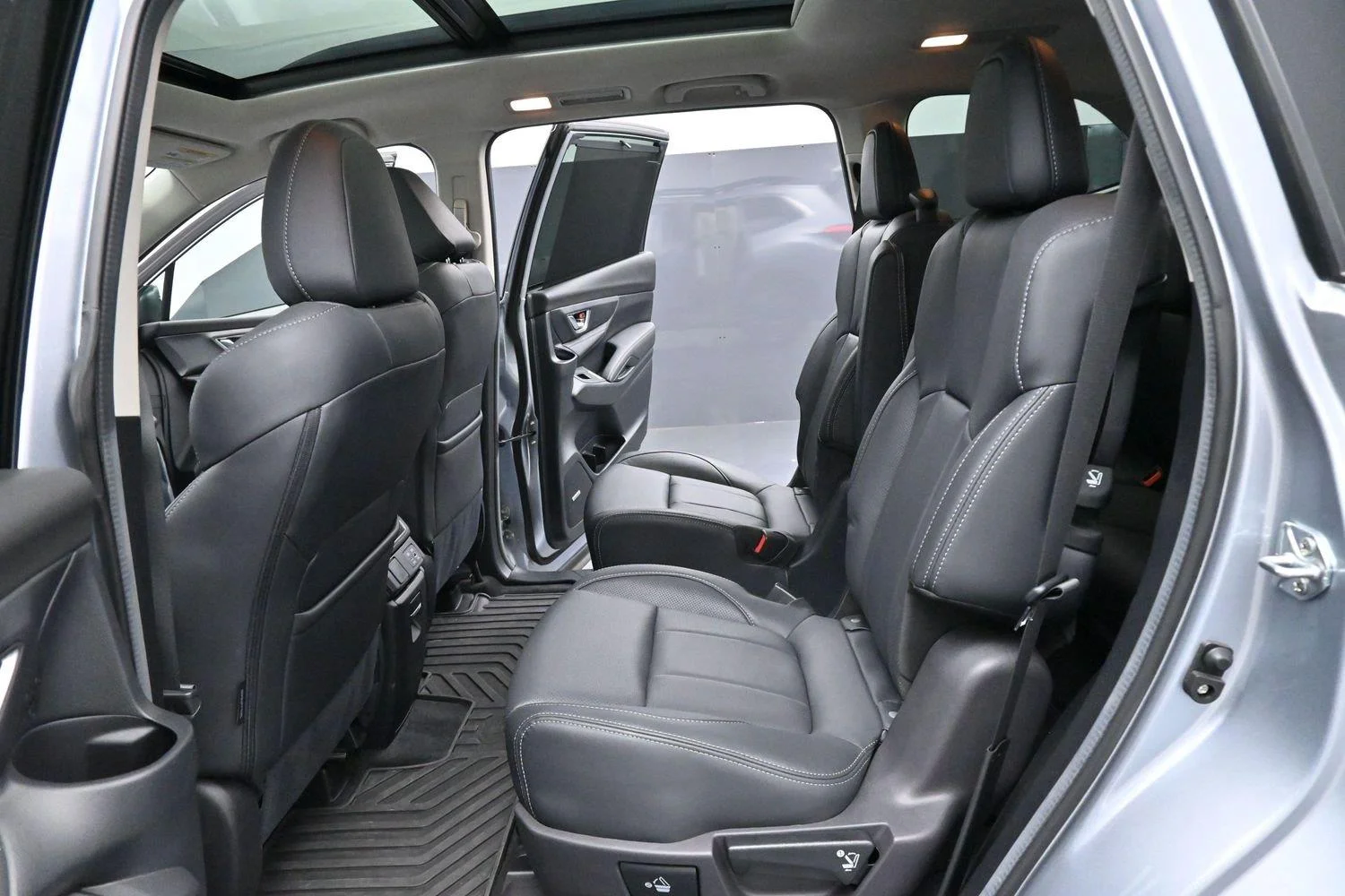 Used 2024 Ice Silver Metallic Subaru Limited image 31