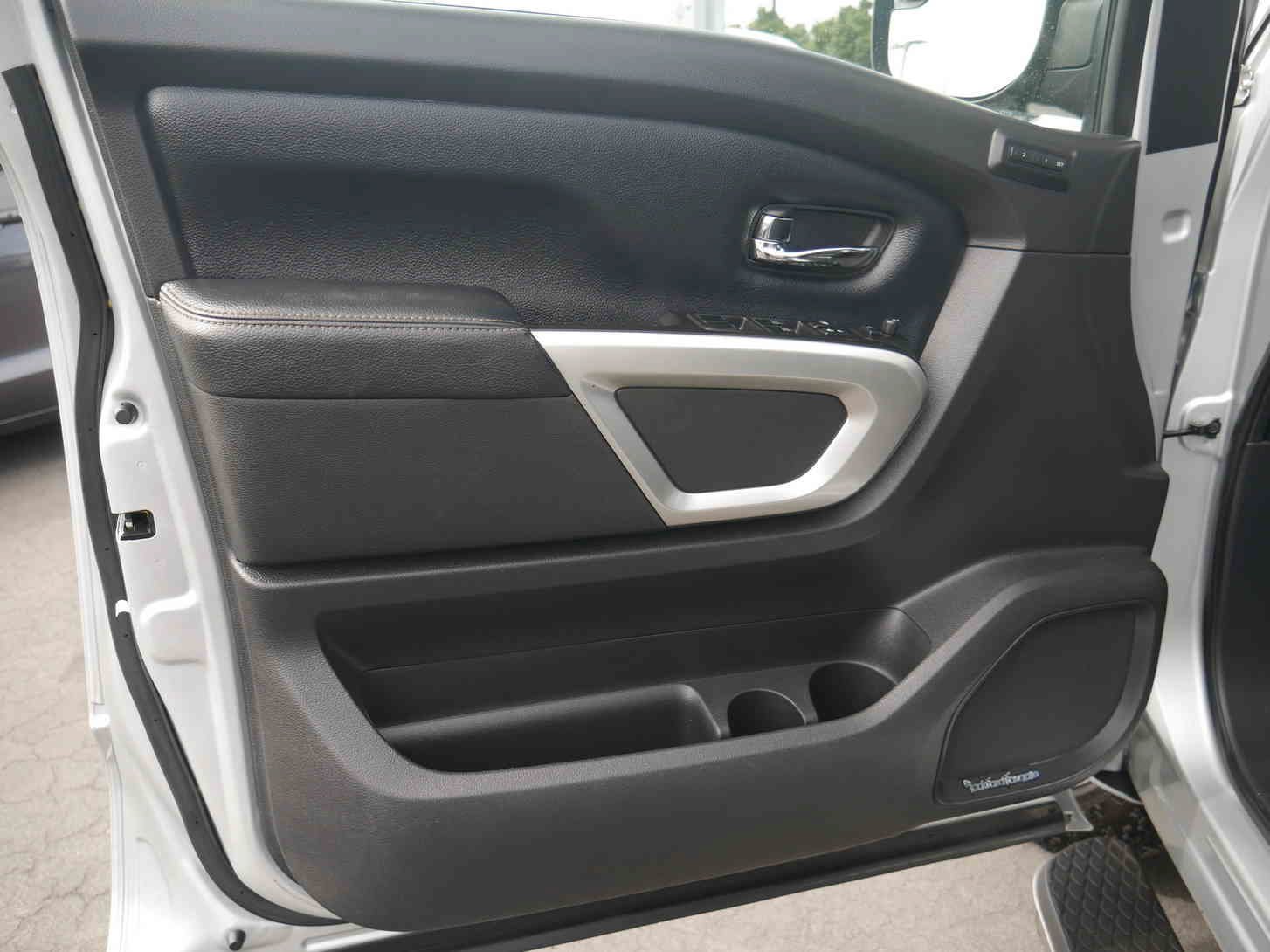 Used 2017 Silver Nissan SL image 28