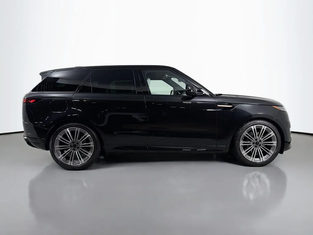 New 2026 Santorini Black Land Rover Dynamic SE image 4