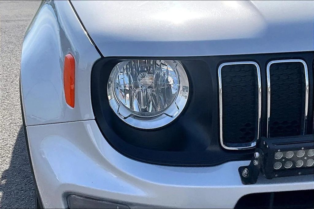 Used 2021 Silver Jeep Latitude image 28