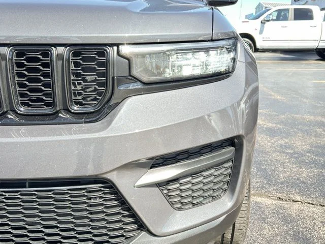 Used 2022 Gray Jeep Altitude image 3