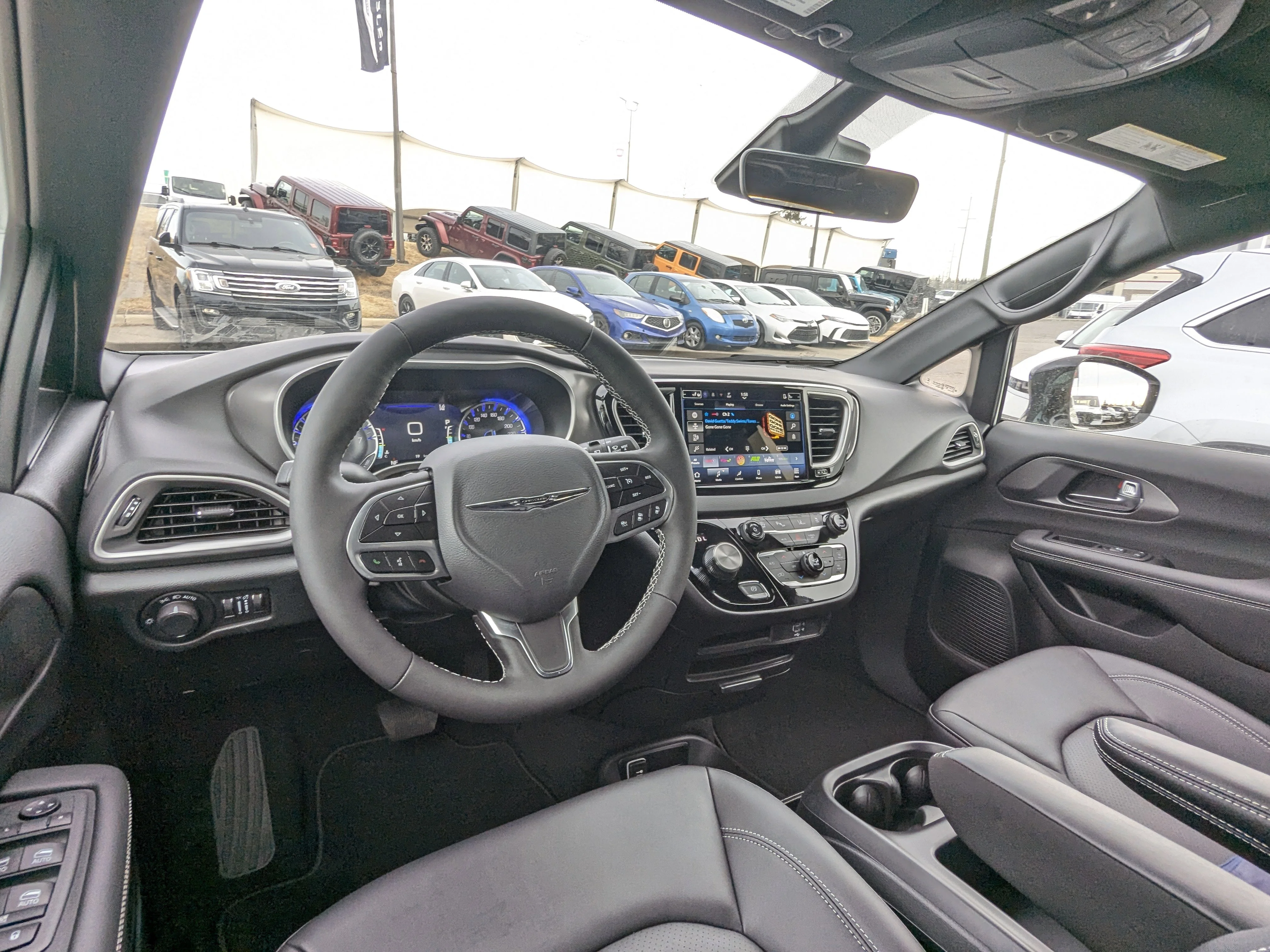 New 2026 White Chrysler SXT - Power Liftgate - Power Sliding Doors - Leather - Remote Start image 24