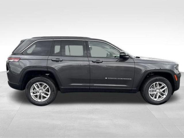 New 2026 Baltic Gray Metallic Clear-Coat Exterior Paint Jeep Laredo image 8