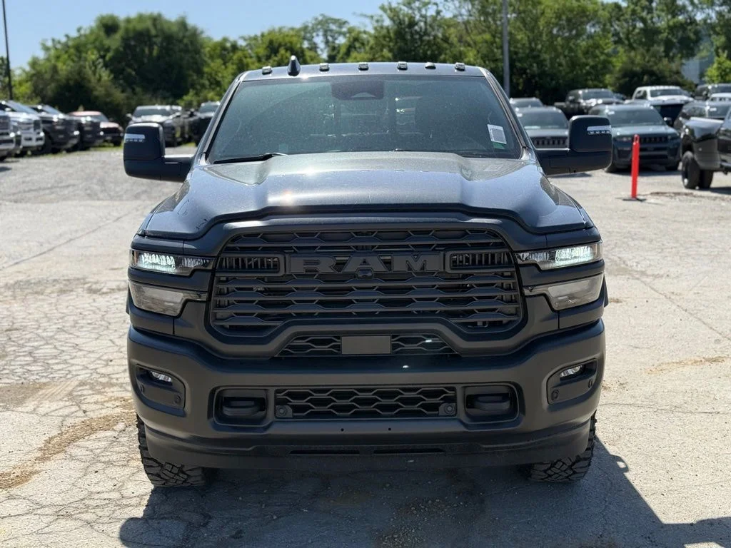 New 2026 Diamond Black Crystal Pearl-Coat Exterior Paint RAM Tradesman image 3