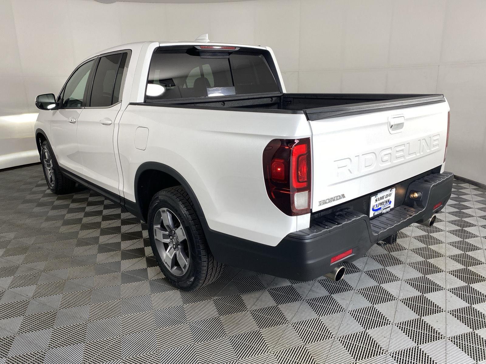 Used 2024 Platinum White Pearl Honda RTL image 5