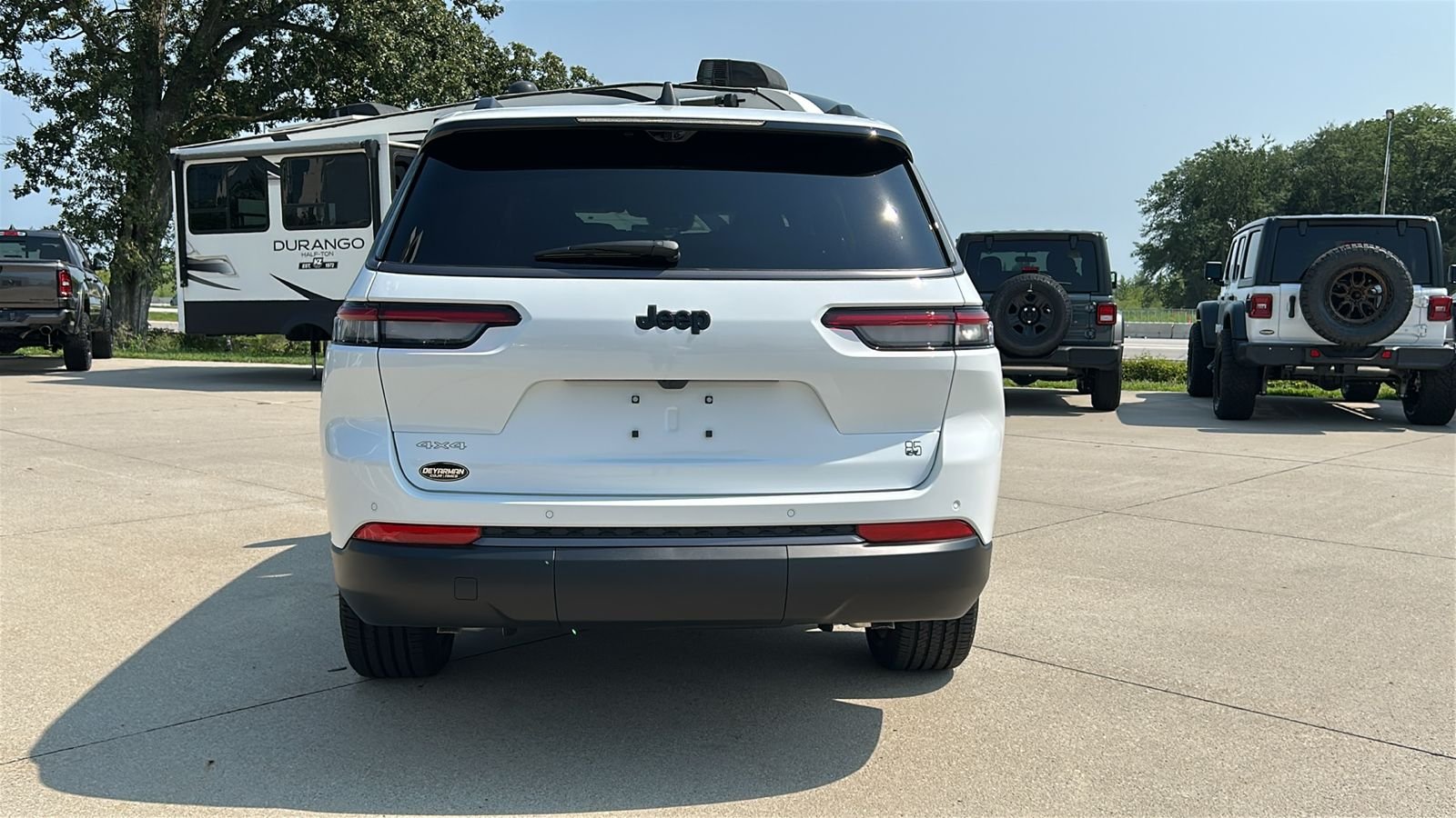 New 2026 Bright White Clear-Coat Exterior Paint Jeep  image 5