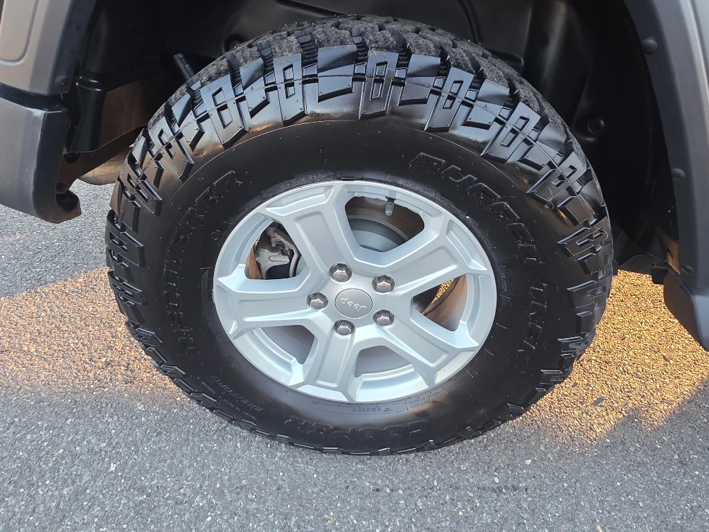 Used 2018 Black Clear Coat Jeep Unlimited Sport S image 27
