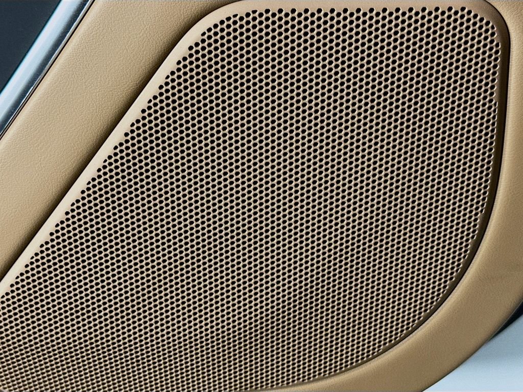 Used 2025 White Land Rover SE image 18
