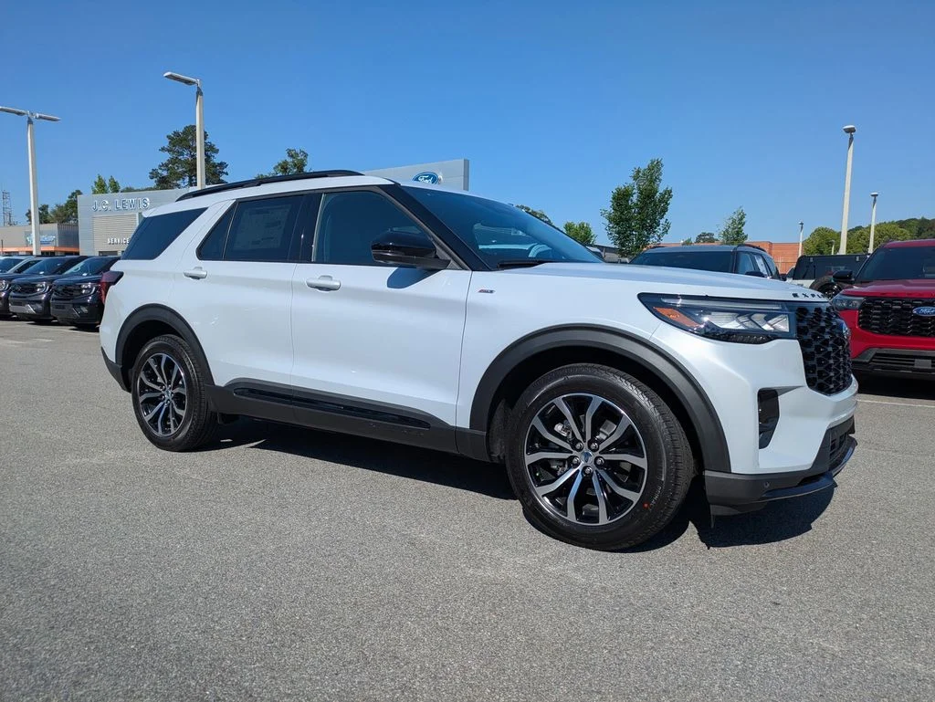 New 2026 Space White Metallic Ford ST-Line image 2