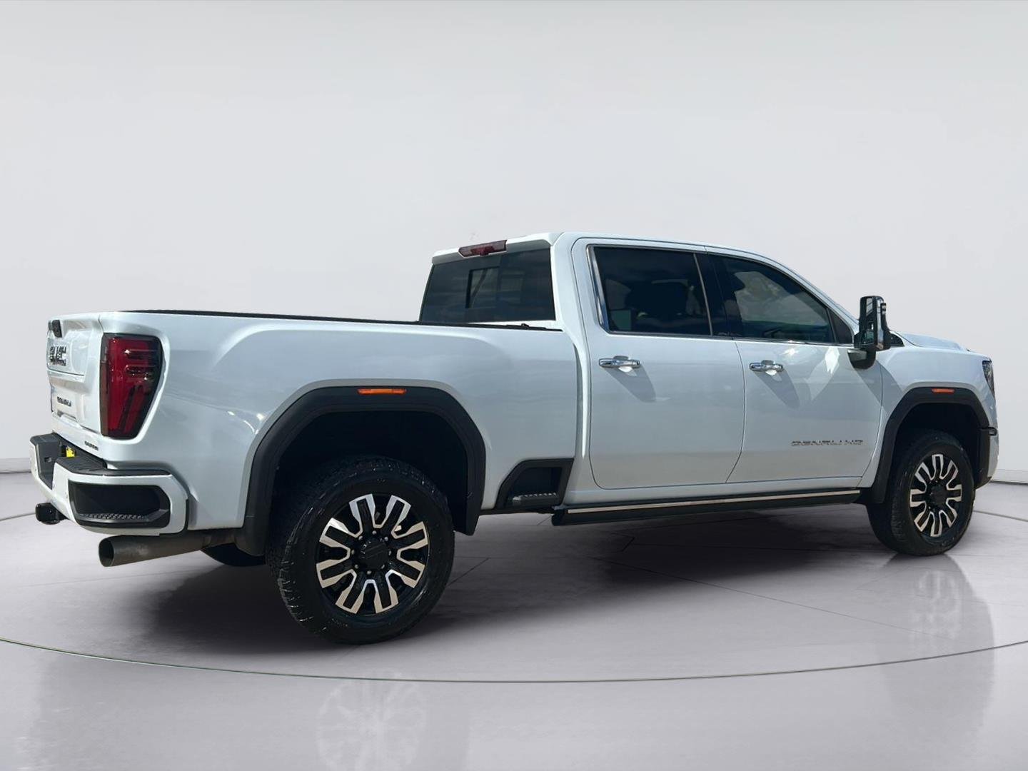 Used 2026 Glacier White Tricoat GMC Denali Ultimate image 4