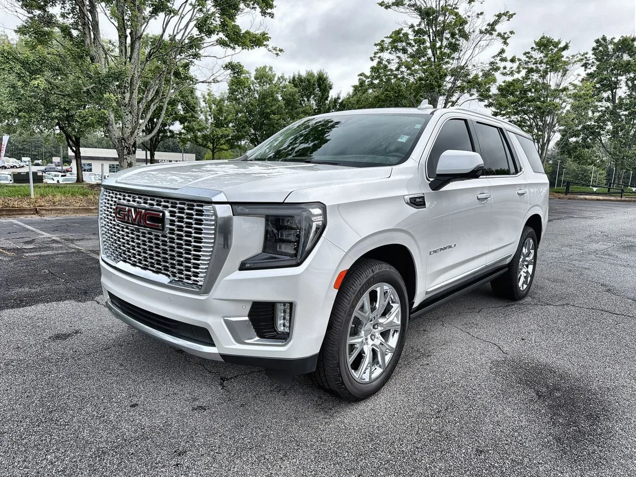 Used 2022 White Frost Tricoat GMC Denali image 4