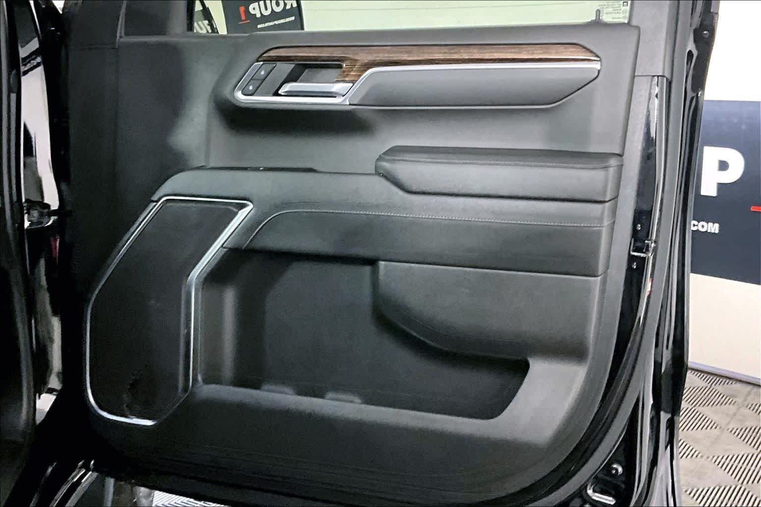 Used 2024 Onyx Black GMC Elevation image 23