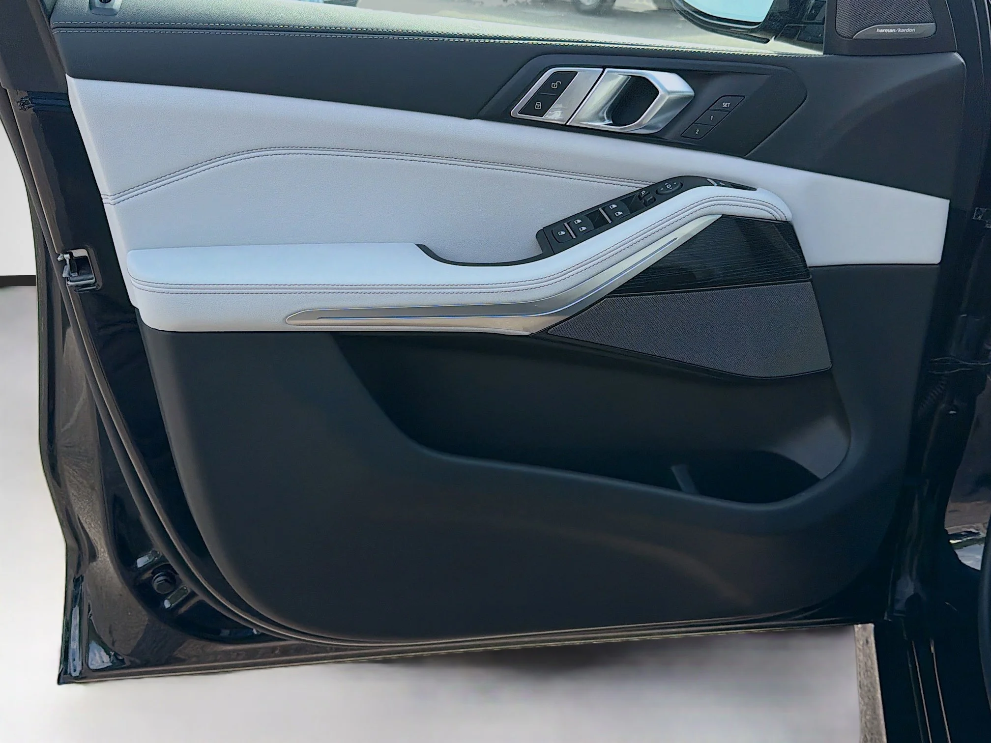 New 2026 Carbon Black Metallic BMW xDrive40i image 21