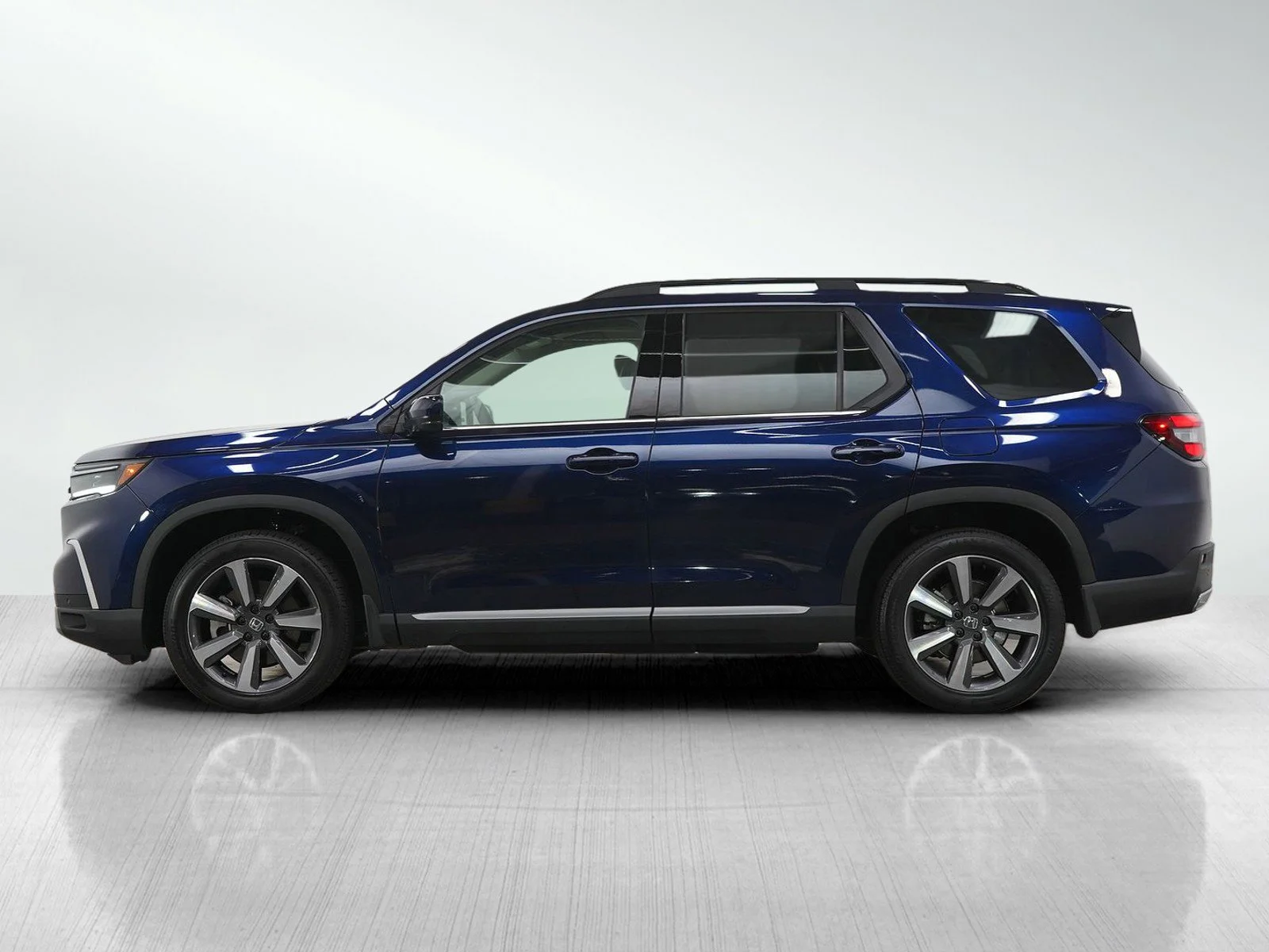 Used 2024 Honda Pilot Touring with VIN 5FNYG1H7XRB026822 for sale in Burnsville, Minnesota