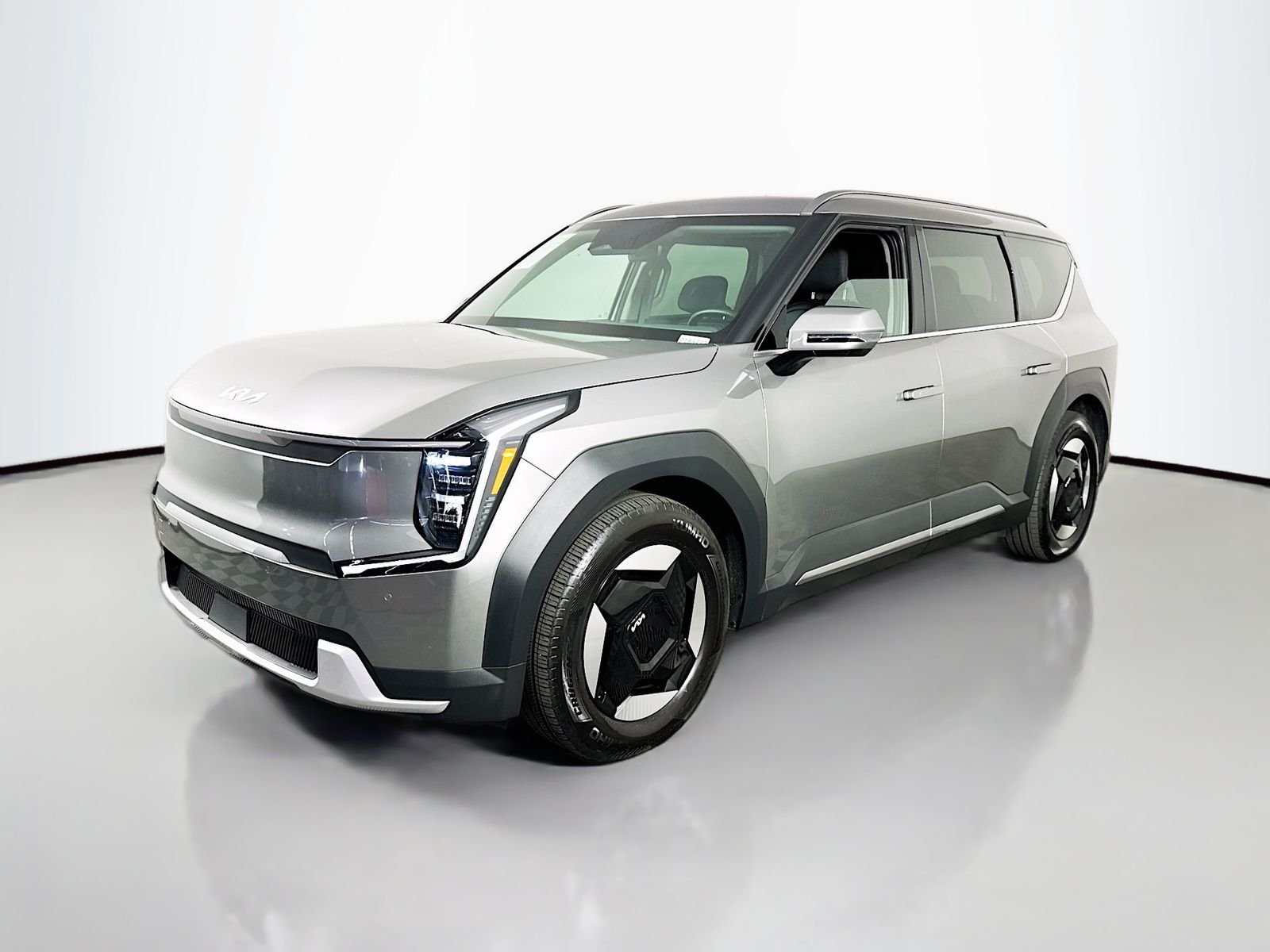Used 2024 Pebble Gray Kia Wind image 3