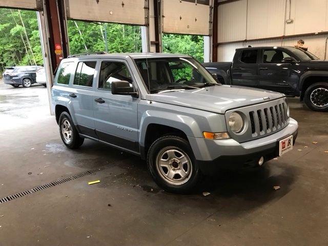 Used 2013 Beige Jeep Sport image 2