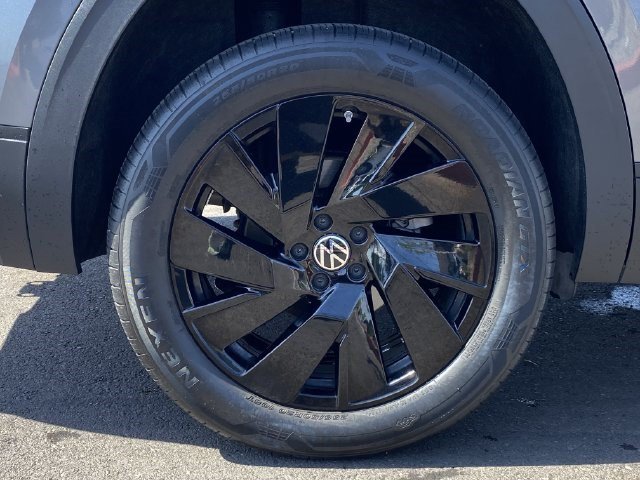 Used 2024 Gray Volkswagen 2.0T SE w/Technology image 9