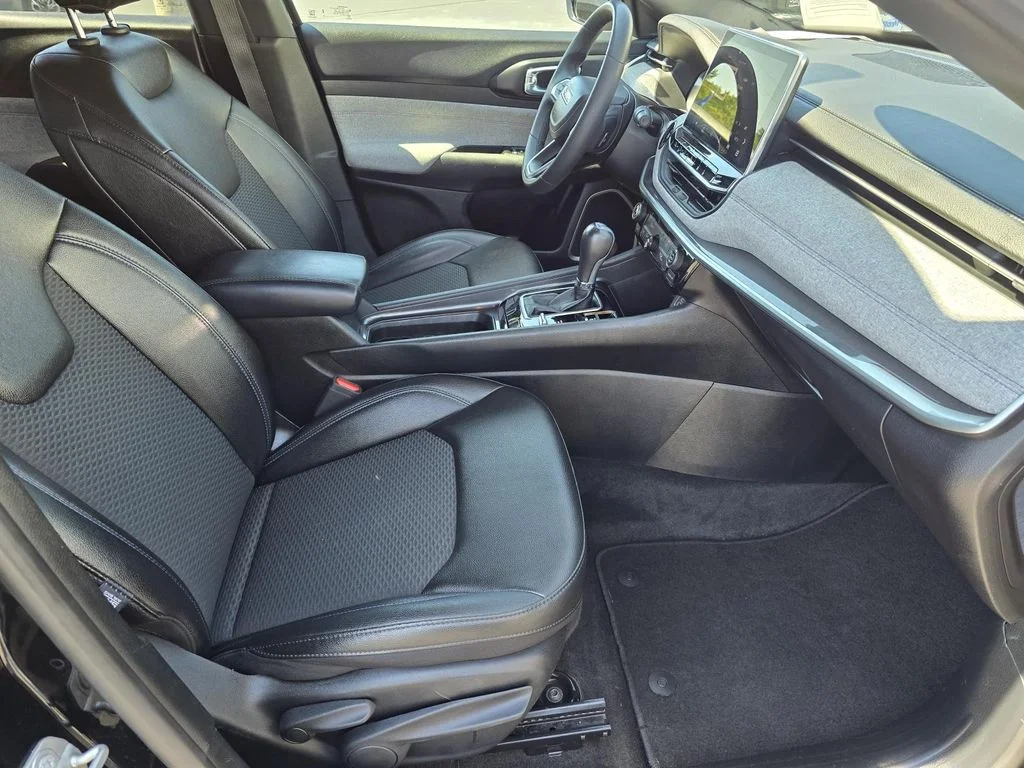 Used 2024 Diamond Black Crystal Pearlcoat Jeep Latitude image 21