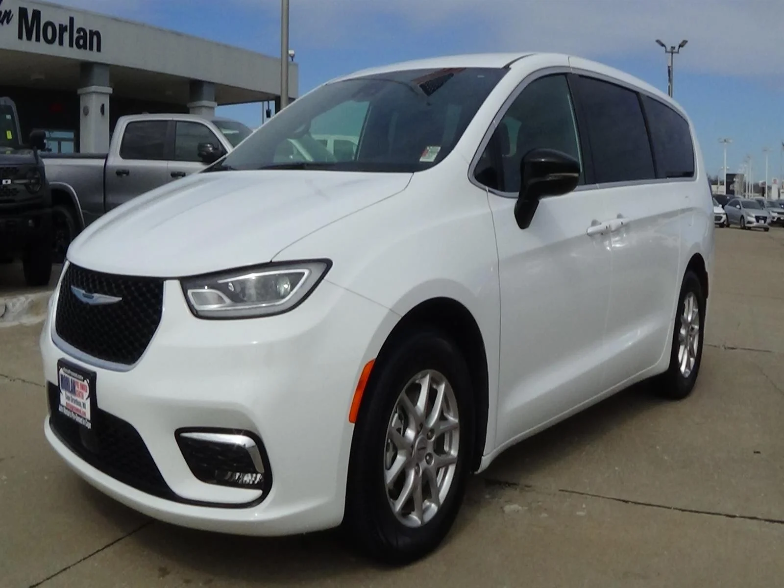 Used 2025 Bright White Clear Coat Chrysler Select image 2
