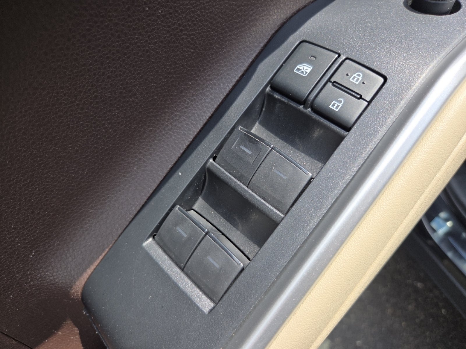Used 2020 Midnight Black Metallic Toyota XLE image 31