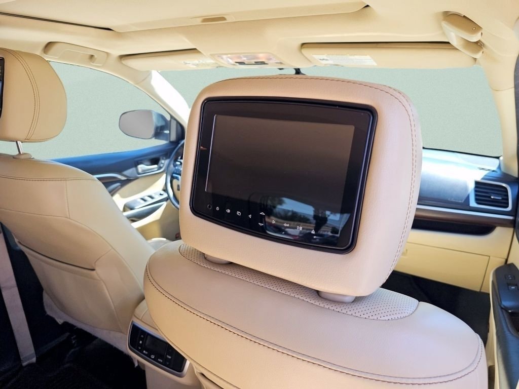 Used 2015 Mica Toyota Limited Platinum image 30