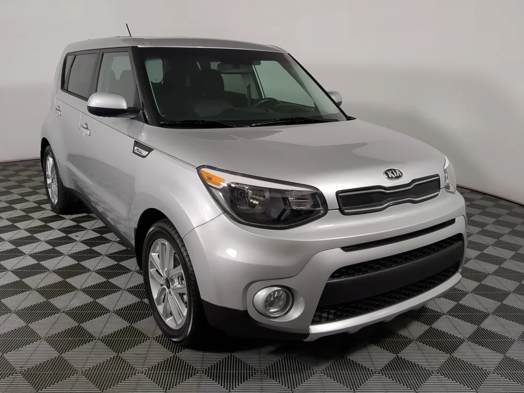 Used 2018 Silver Kia + image 2