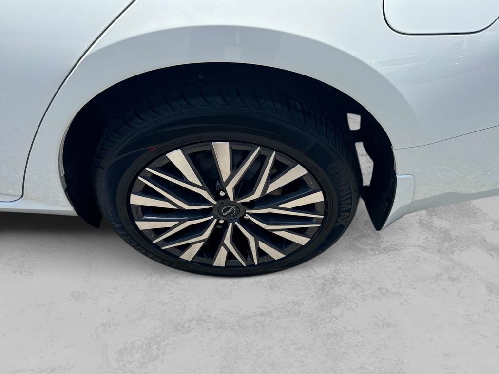 Used 2023 White Nissan 2.5 SV image 9