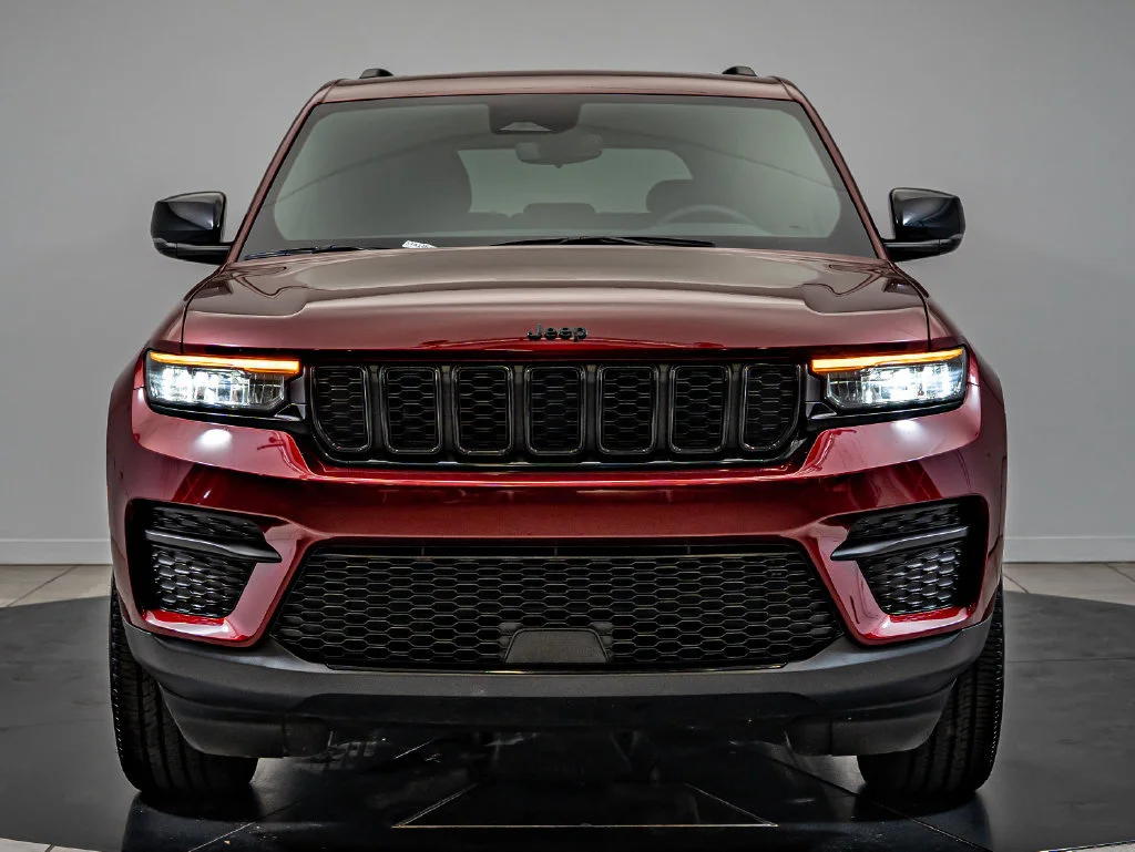 Used 2023 Velvet Red Pearlcoat Jeep Altitude image 2