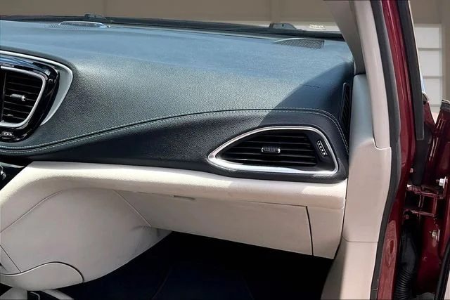 Used 2018 Red Chrysler Limited image 17