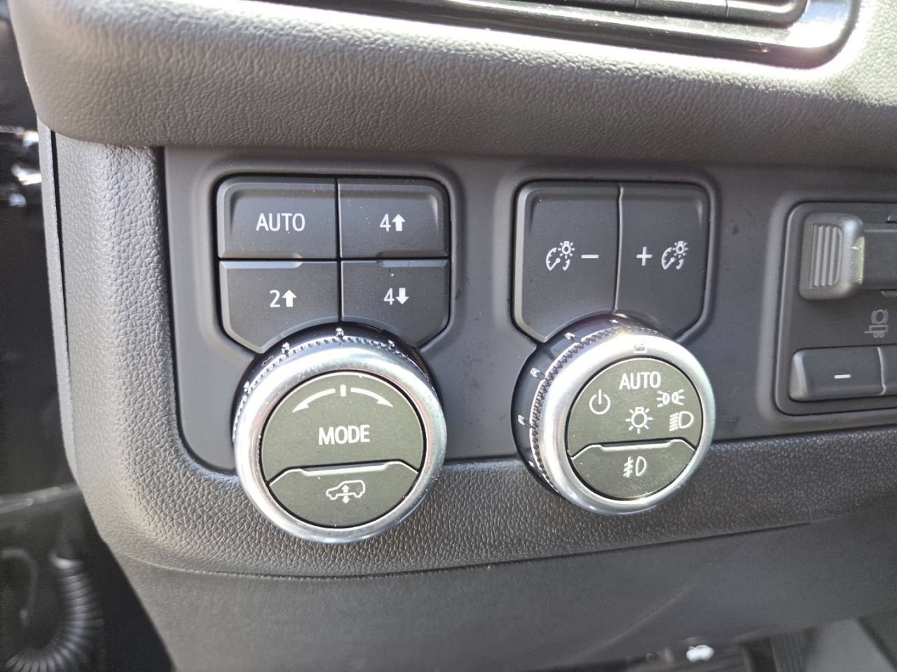 2026 GMC Yukon XL Denali - Photo 8