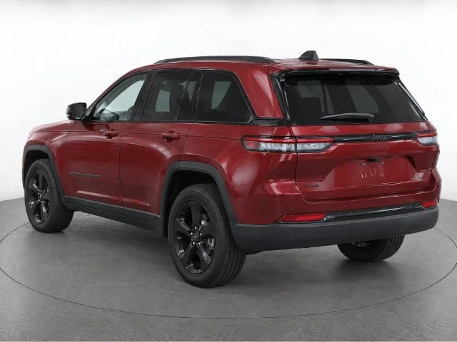 Used 2025 Velvet Red Pearlcoat Jeep Laredo image 5