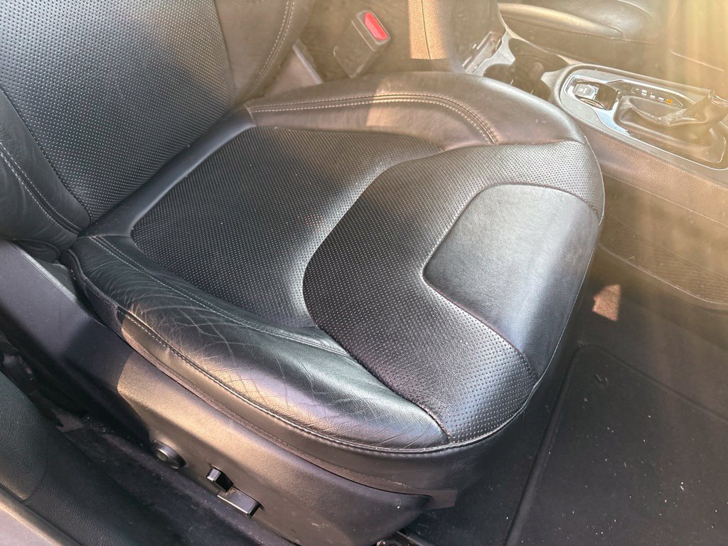 Used 2019 Billet Silver Metallic Clearcoat Jeep Limited image 28