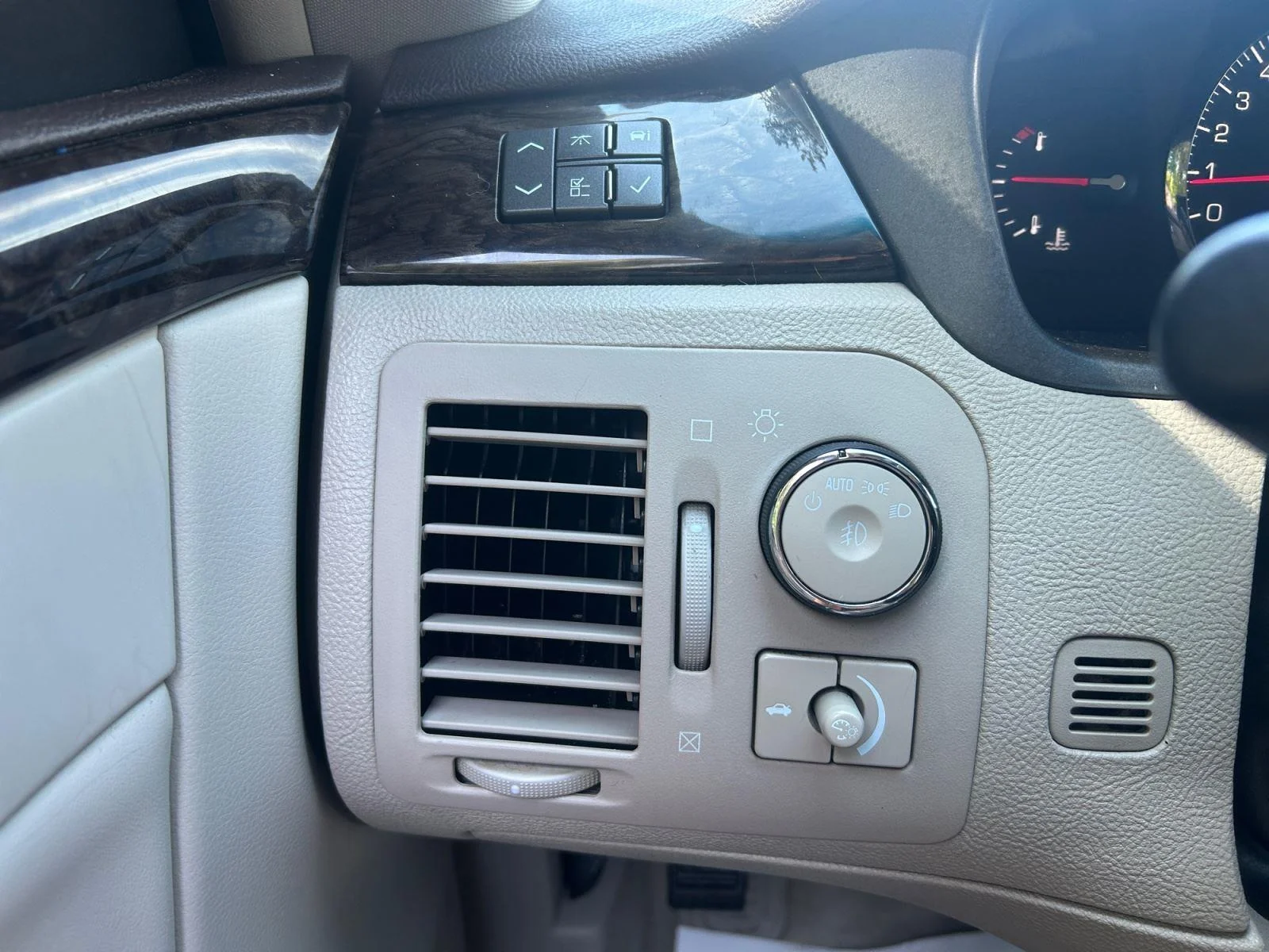 Used 2010 Vanilla Latte Cadillac w/1SA image 19