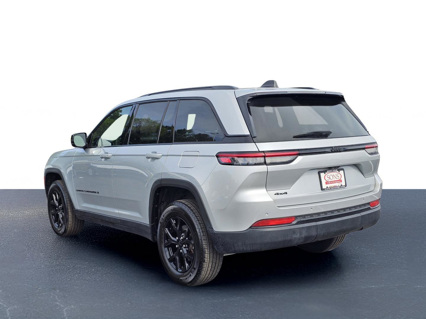 Used 2025 Silver Zynith Jeep Altitude image 12